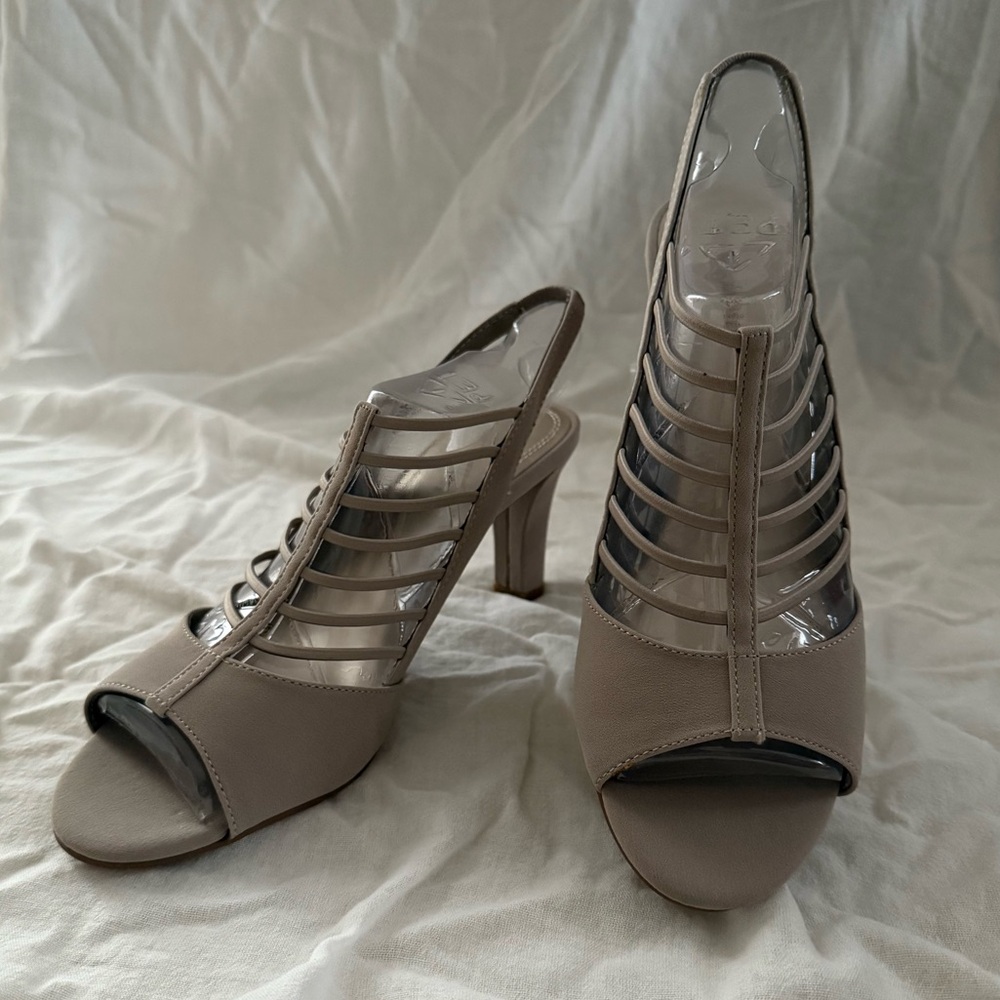 Naturalizer Strappy Beige Heel Size 9.5